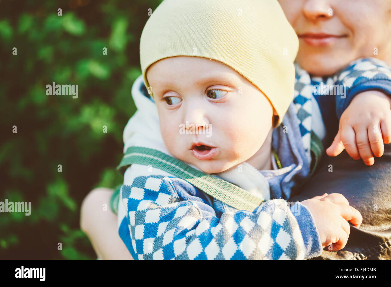 Junge Frau Mutter ihr Baby Sohn umarmt. Outdoor-Feder Porträt Stockfoto