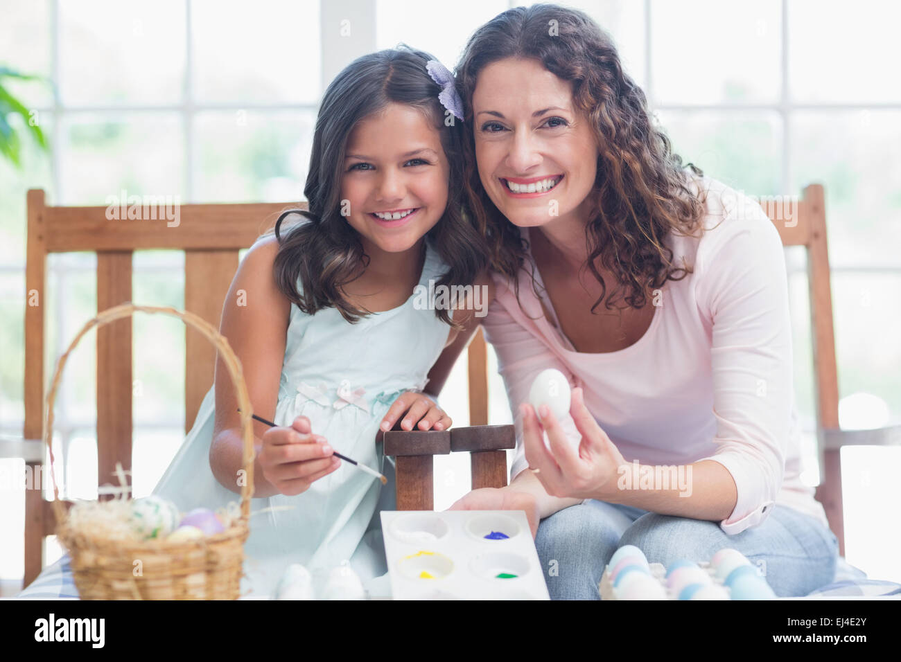 Glückliche Mutter und Tochter bemalen von Ostereiern Stockfoto