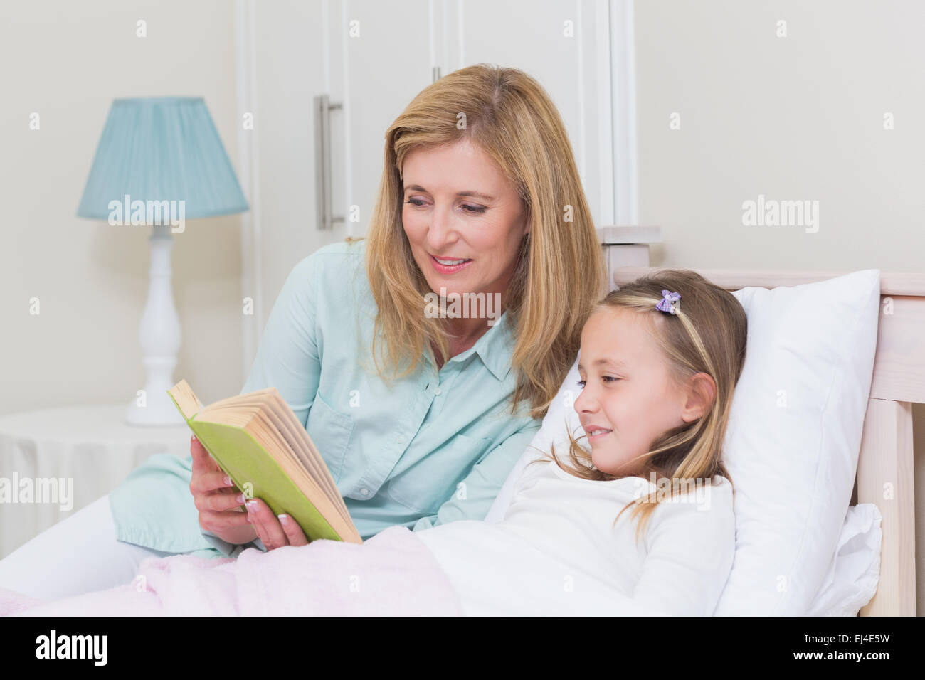 Glückliche Mutter und Tochter ein Buch zu lesen Stockfoto