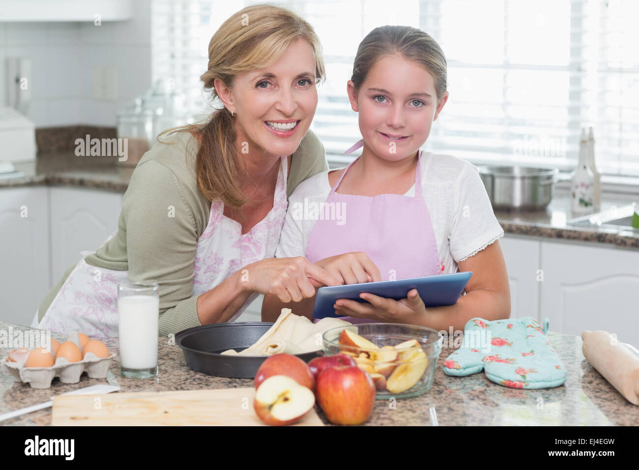 Glückliche Mutter und Tochter zusammen Kuchen vorbereiten Stockfoto