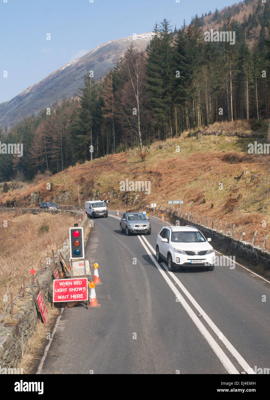 Ampeln gesteuert einspurige Betrieb aufgrund von Straßenarbeiten in der Nähe von Thirlmere, England UK Stockfoto