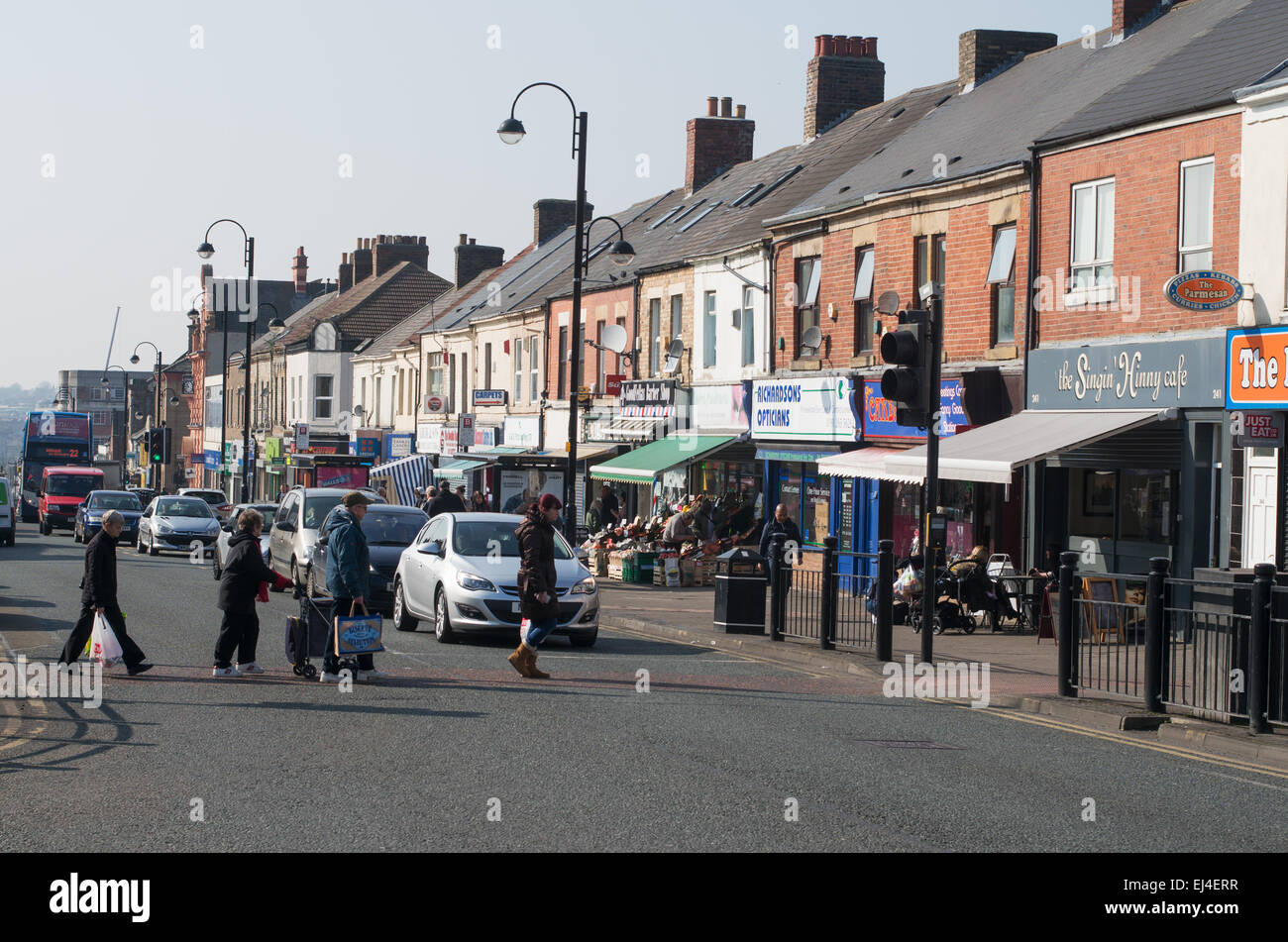Menschen Sie Kreuzung Schilde Road, Byker High Street, Nord-Ost-England, UK Stockfoto