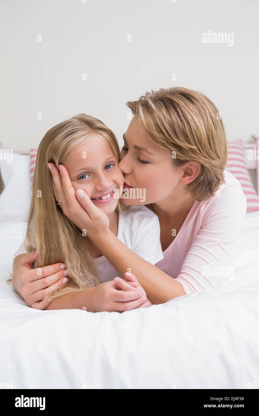 Mutter und Tochter lächelnd in die Kamera Stockfoto