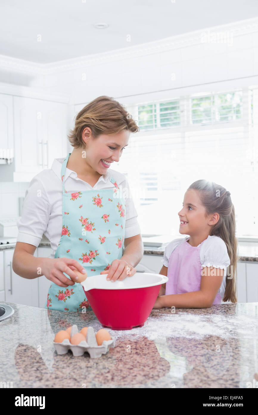 Mutter und Tochter gemeinsam Backen Stockfoto