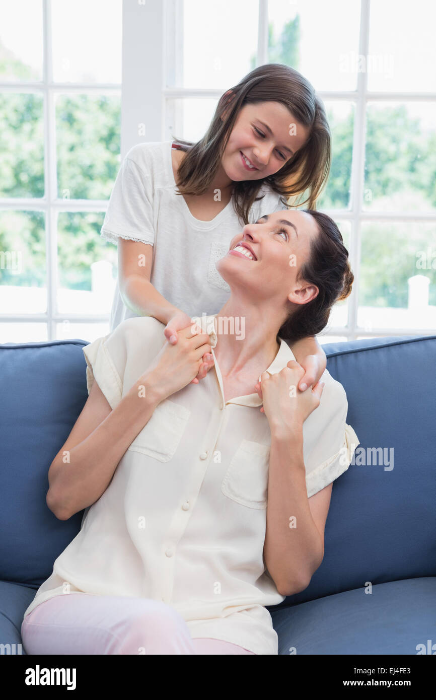 Mutter und Tochter Lächeln einander an Stockfoto