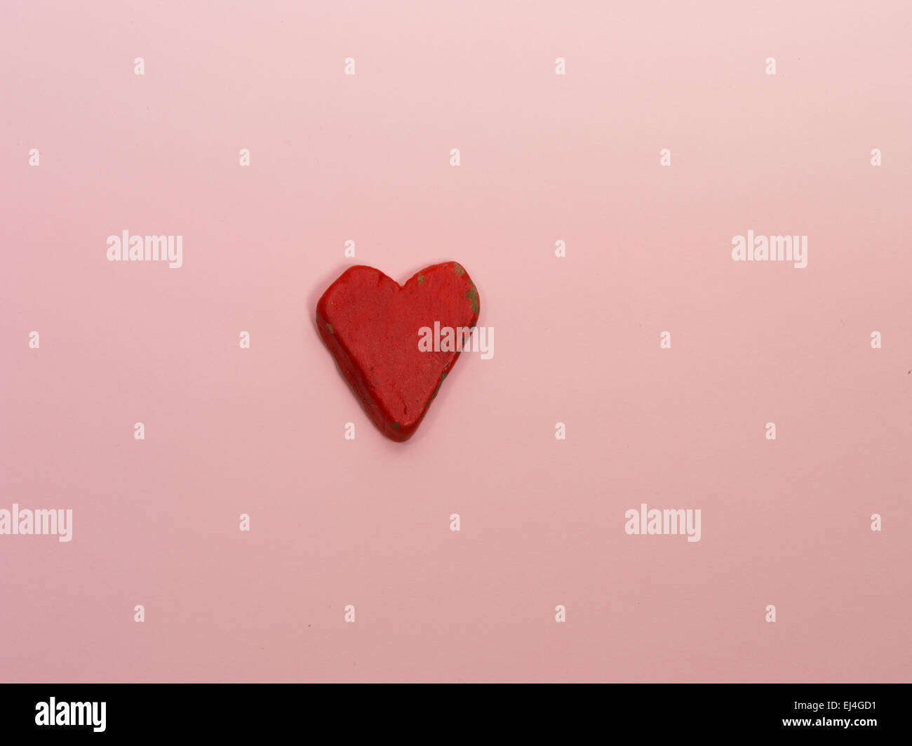 rotes Herz aus Stein Stockfoto