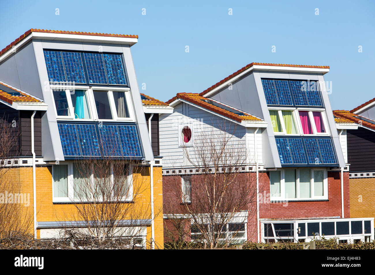 Wohnsiedlung in Egmond, Wände Noord-Holland, mit eingebauten äußeren Solarmodule zur Stromerzeugung Stockfoto