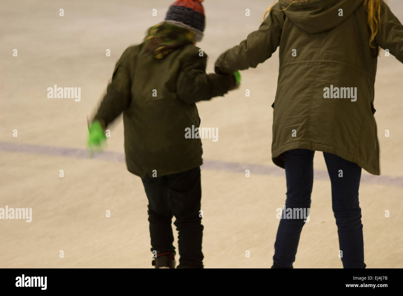 Eislaufen Bruder und Schwester Stockfoto