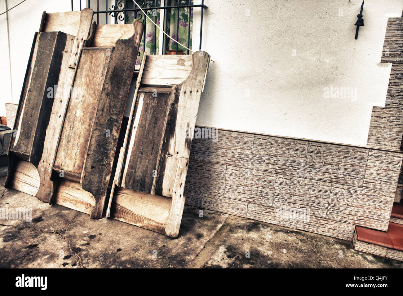 Holztrögen einsatzbereit. Traditionelle Haus Schlachten in einer ländlichen Gegend Stockfoto