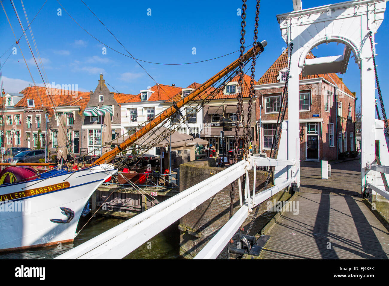 Historische Stadt von Enkhuizen, Nord-Holland, in der Nähe das IJsselmeer, Segelschiffe in Oudehaven Stockfoto