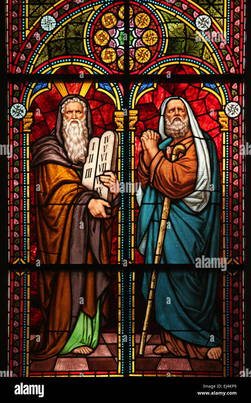 Mose und Elija. Glasfenster von Dresden Glas Meister Bruno Urban (1885) in der Dom zu Riga in Riga, Lettland. Stockfoto