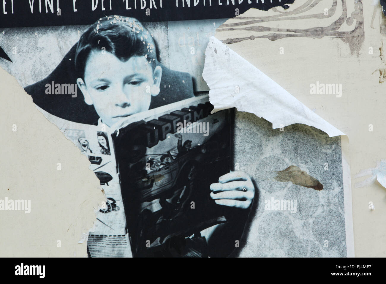 Kleiner Junge liest ein Buch in das alte Plakat in Rom, Italien. Stockfoto