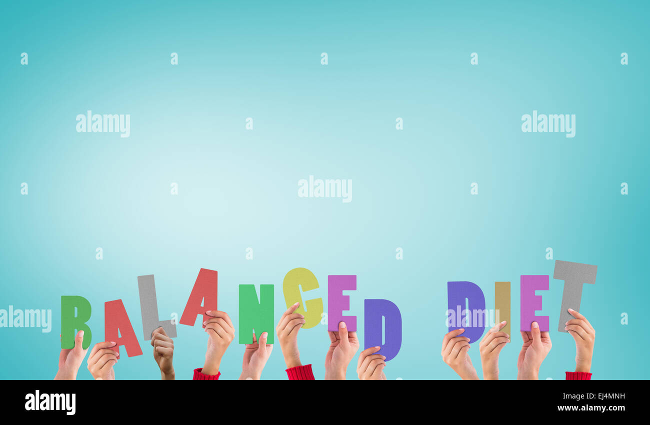 Zusammengesetztes Bild Hände hochhalten ausgewogene Ernährung Stockfoto