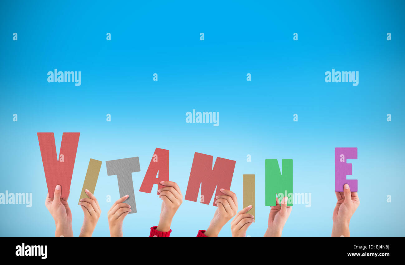 Zusammengesetztes Bild Hände hochhalten Vitamin e Stockfoto