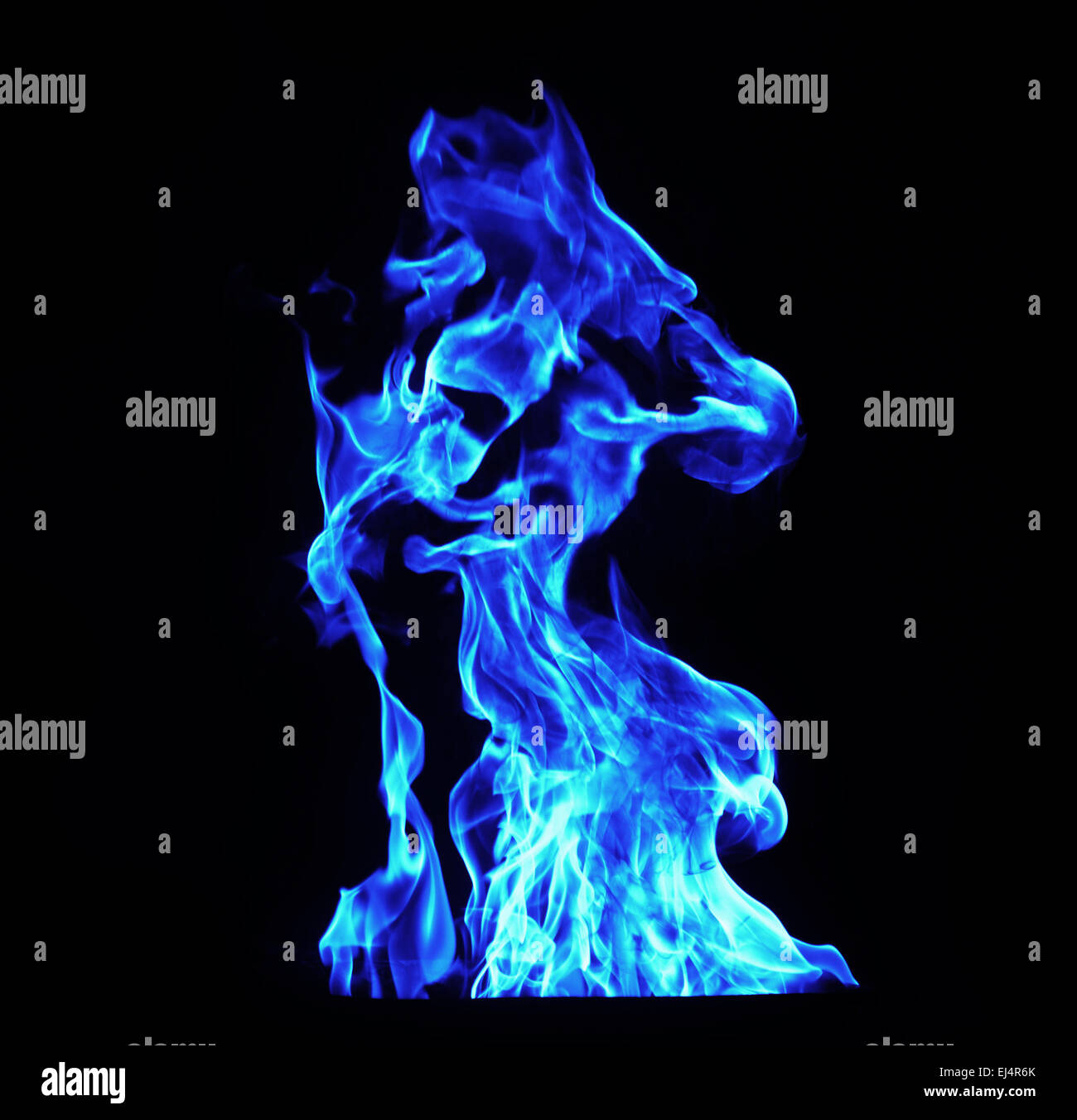 Blaue Feuer Flammen Auf Schwarzem Hintergrund Stockfotografie Alamy