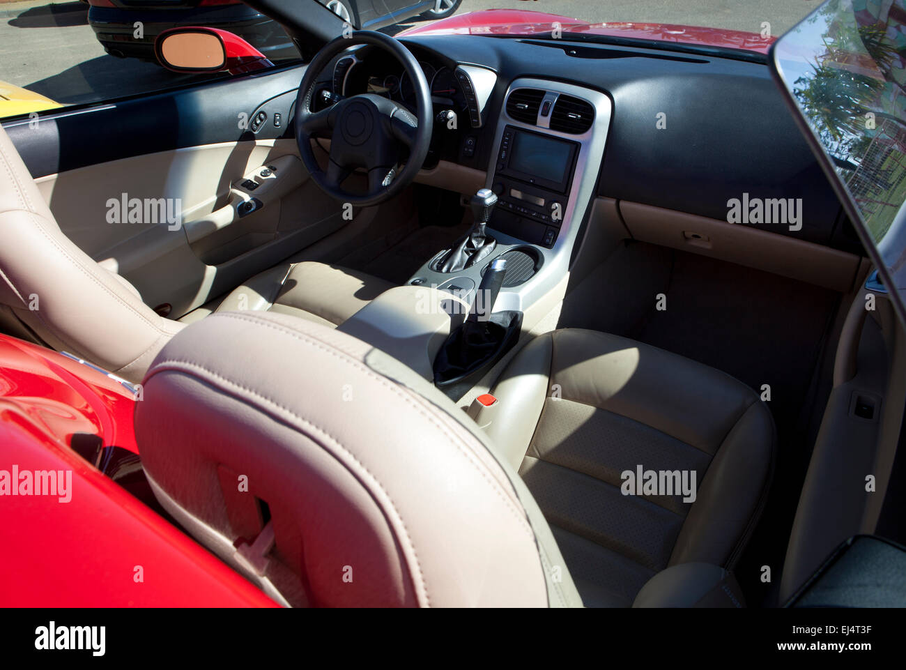 Rot Sport Cabrio Innenraum. Detail eines Luxuswagens mit klaren Leder fair Stockfoto