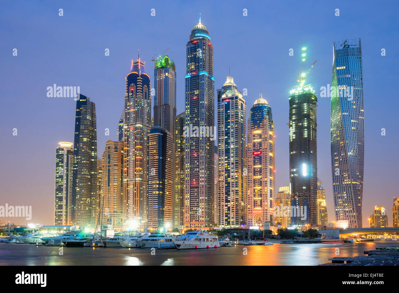 Abend-Skyline der Wolkenkratzer im Marina District in Dubai Vereinigte Arabische Emirate Stockfoto