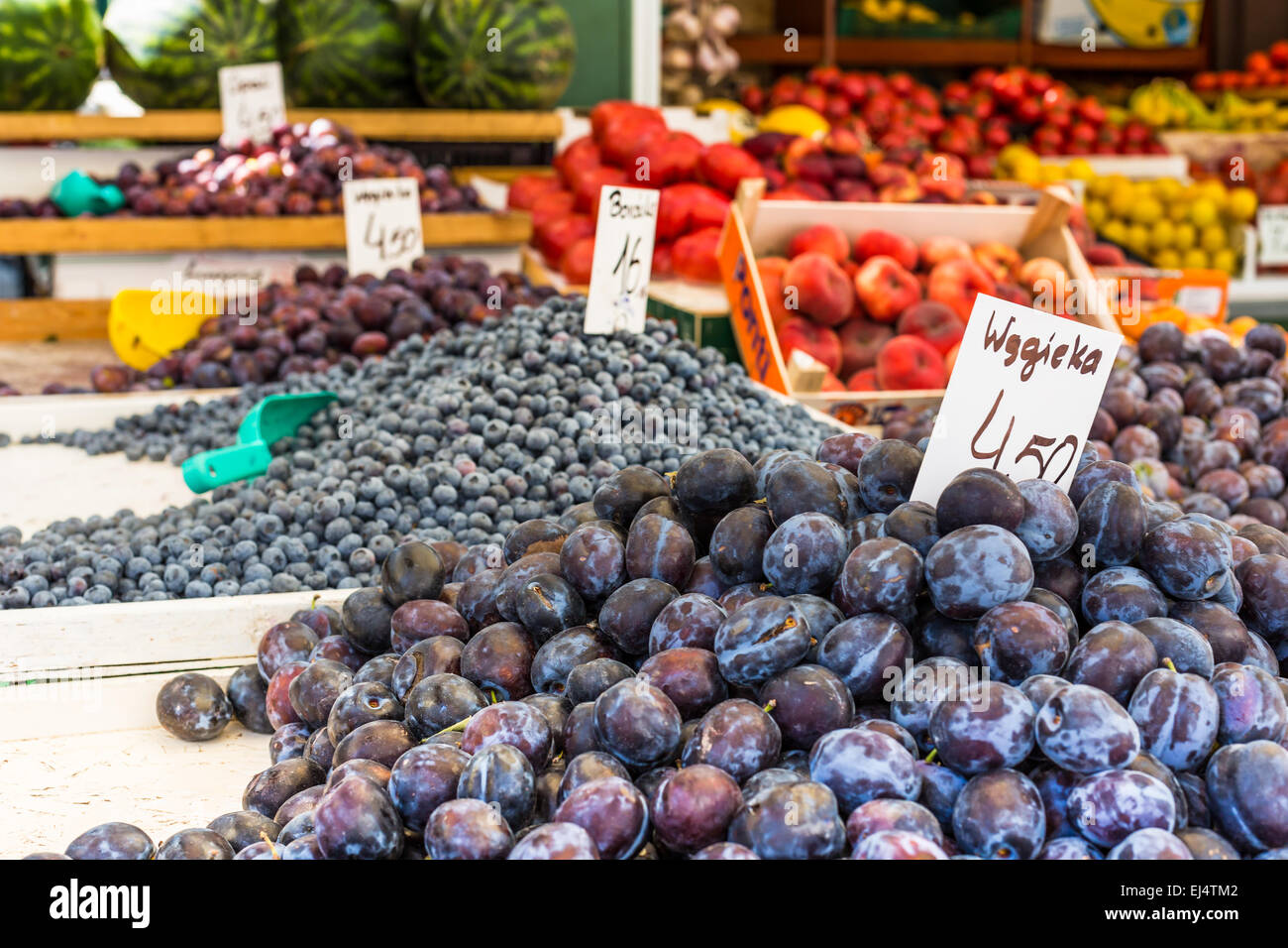 Pflaumen auf dem Markt stehen in Polen. Stockfoto