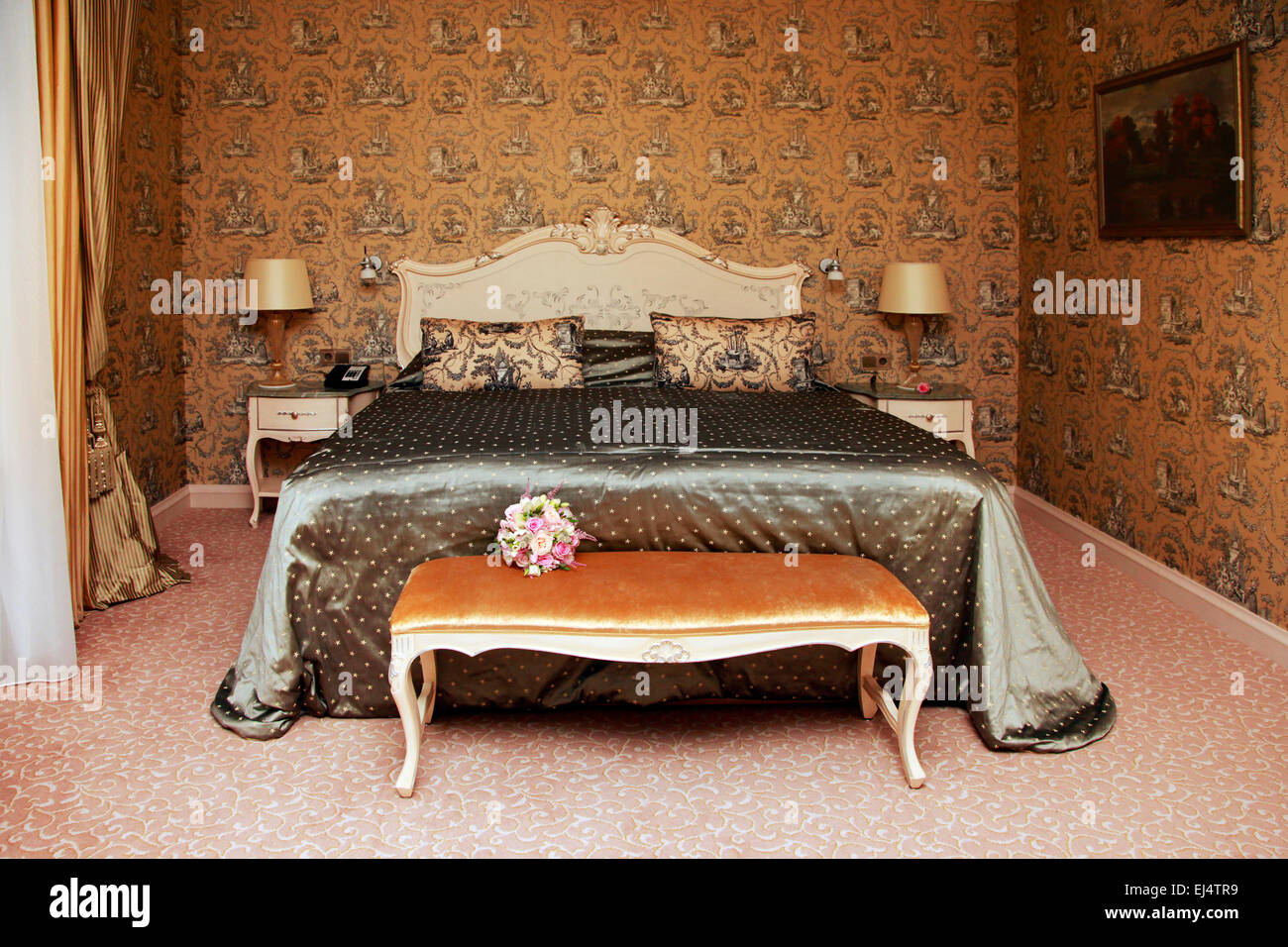 Schönes Schlafzimmer mit großem Bett. Stockfoto