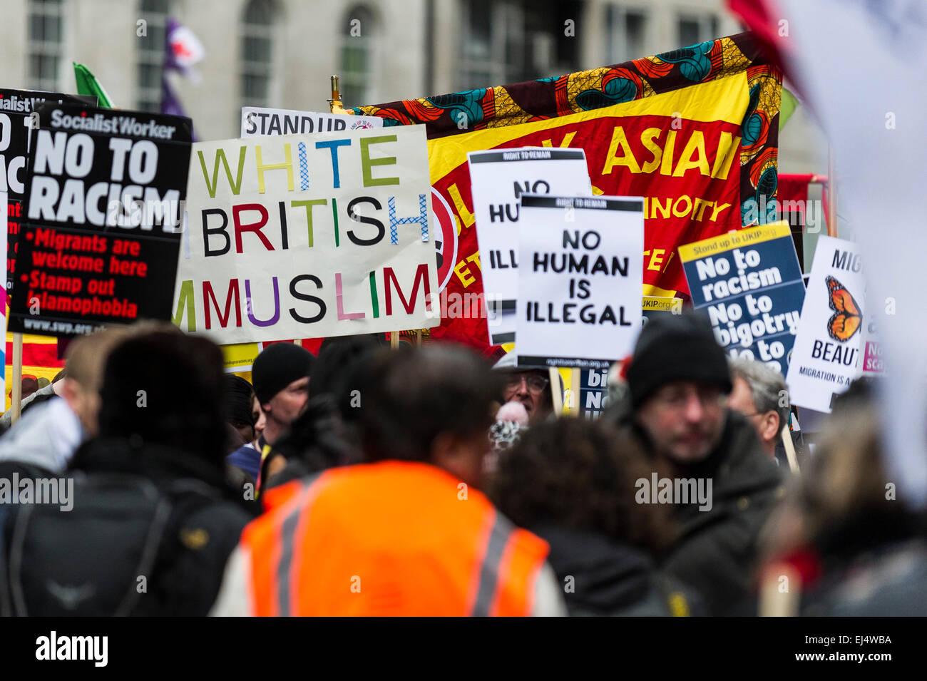 London, UK. 21. März 2015. Tausende versammelten sich heute in London zur Teilnahme an der Demonstration stehen bis zum Rassismus heute. Die nationale Demonstration gegen Rassismus und Faschismus erfolgt einen Monat vor den Parlamentswahlen und sendet ein deutliches Signal an die Politiker. Bildnachweis: Gordon Scammell/Alamy Live-Nachrichten Stockfoto