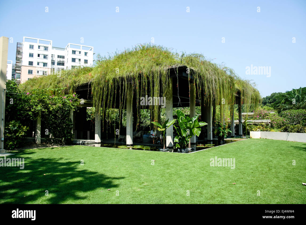 Singapur, Singapore Botanic Gardens. Blick auf überdachten Café. Stockfoto