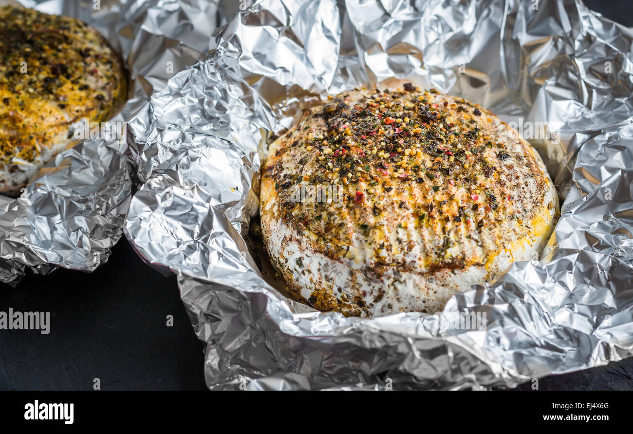 Gegrillter Camembert Käse mit Gewürzen in Alufolie Stockfotografie - Alamy