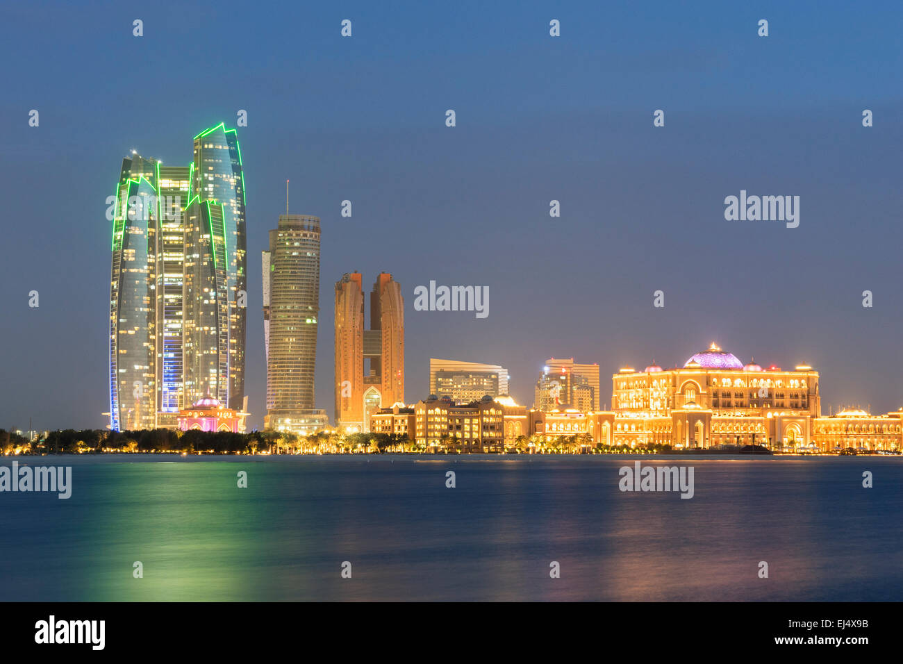Abend-Skyline-Blick von Abu Dhabi, Vereinigte Arabische Emirate VAE Stockfoto