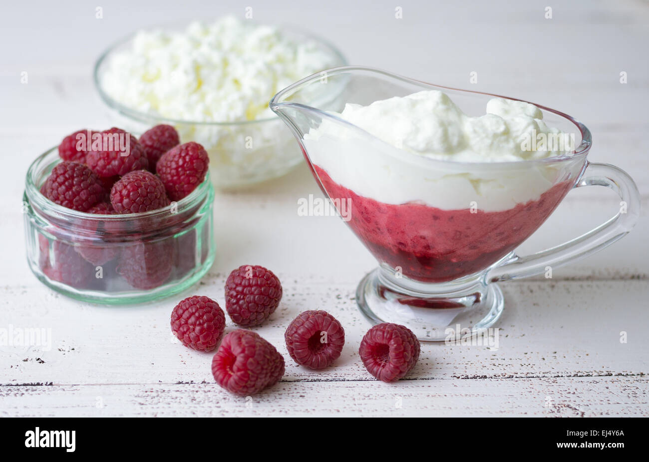 Himbeer Delikatesse mit Extra Himbeeren und Quark Stockfoto