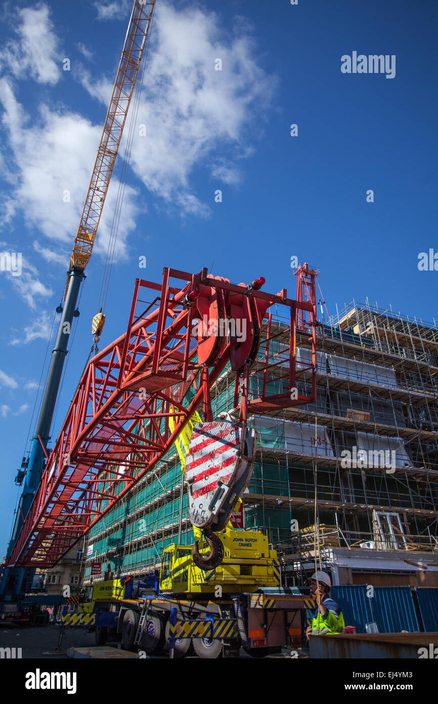 Das Stadtzentrum von Liverpool Baustelle. Riesige Kran mit einem noch größeren 750 Tonnen - Wipp demontiert; Luffer Kran mit Hydraulikzylinder jibs, (Maschinen in engen Stadtentwicklung Arbeit Räume verwendet werden, wenn nicht genügend Gebäude Abstand ist, hohen Gebäuden oder überlastete Aufstellungsorte, die für das Anheben des Auslegers Mechanismus zu drehen), einer der größten Kräne Europas und einer von nur drei in Großbritannien. Stockfoto