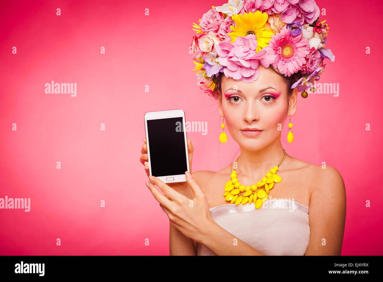 Smartphone-app-Demonstration von Frau in Blumen Stockfoto