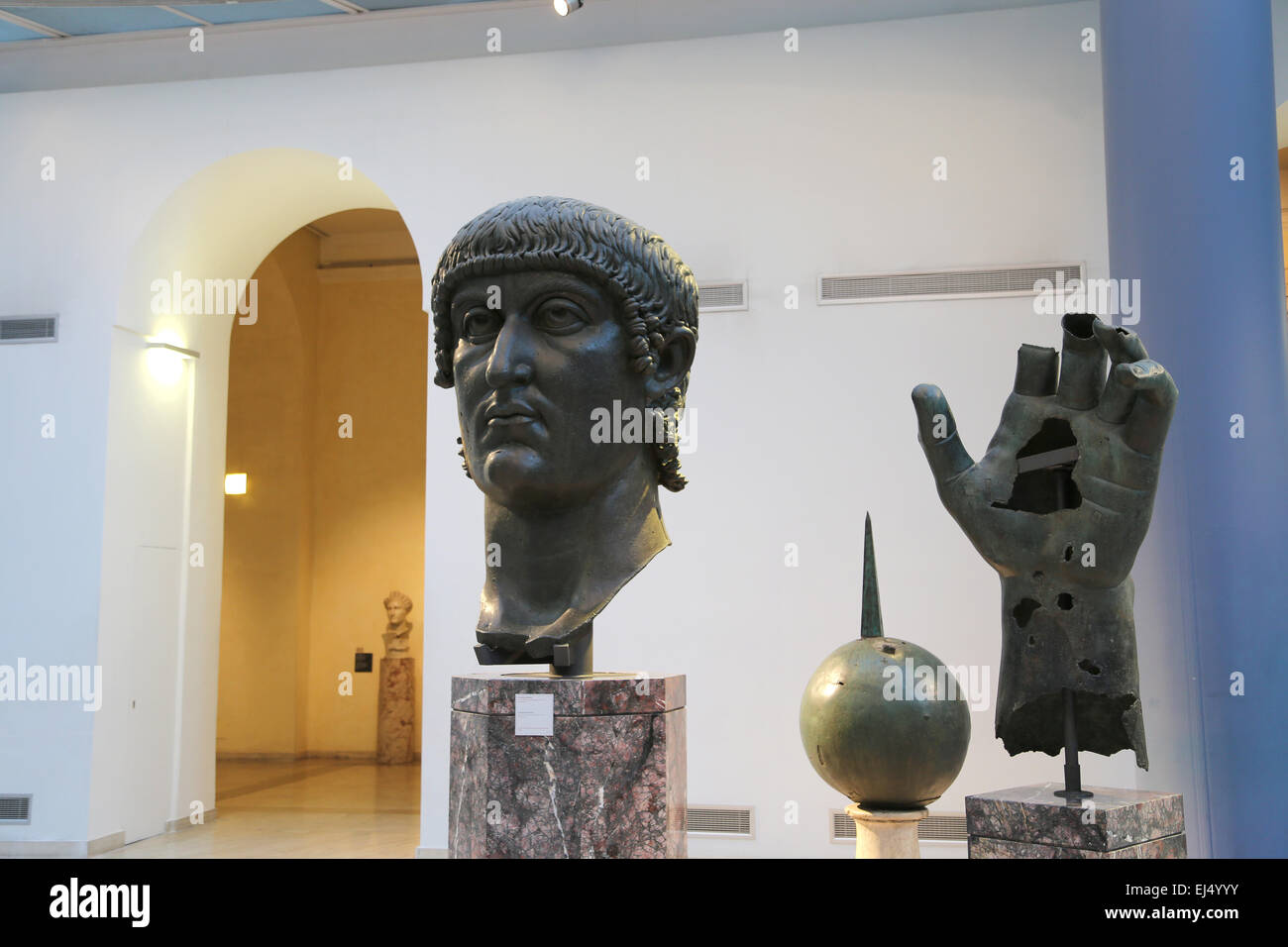 Kolossale Bronze Kopf und Hand von Constantine ich (272-337 n. Chr.). 4. Jahrhundert n. Chr. Kapitolinischen Museen. Rom. Italien. Stockfoto