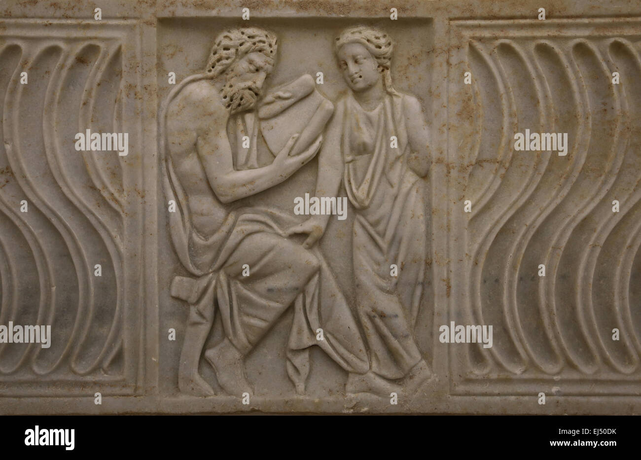 Römische Gesellschaft. Sarkophag. Marmor. Mitteltafel. Relief zeigt einen sitzenden männlichen Lehrer halten eine Schriftrolle und das Lesen zu einem Weibchen Stockfoto
