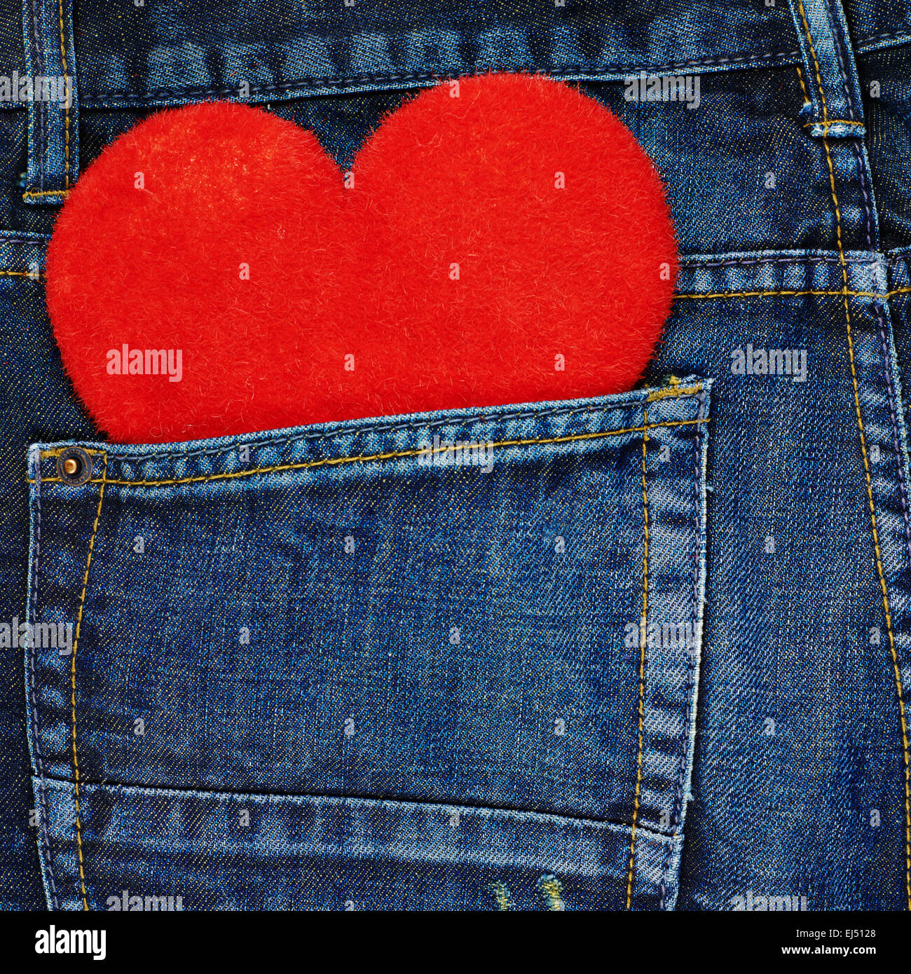 Rotes Herz in eine Gesäßtasche der jeans Stockfotografie - Alamy