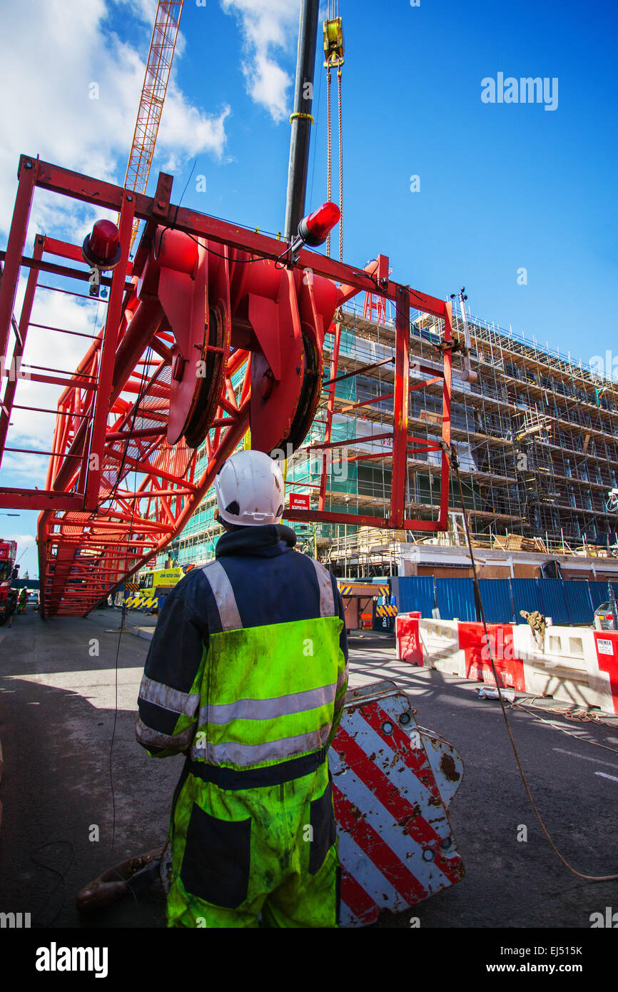 Studentenunterkunft in Liverpool, Merseyside, Großbritannien 21. März 2015. 40m hoher roter Turmdrehkran, der auf der Baustelle eines großen Komplexes von Nordic Construction verwendet wurde, der entfernt wird. Der Standort in der Hope Street ist ein Studentenzentrum mit 339 Zimmern, einem Fitnessstudio, einem Kino, Bars und Restaurants. Der Kran wird mit einem noch größeren 750 Tonnen Luffer Crane mit hydraulischen Wippauslegern demontiert (wird in engen städtischen Arbeitsräumen verwendet, wenn der Abstand zum Drehen des Jib nicht ausreicht), Einer der größten Krane dieser Art in Europa und einer von nur drei in Großbritannien. Stockfoto