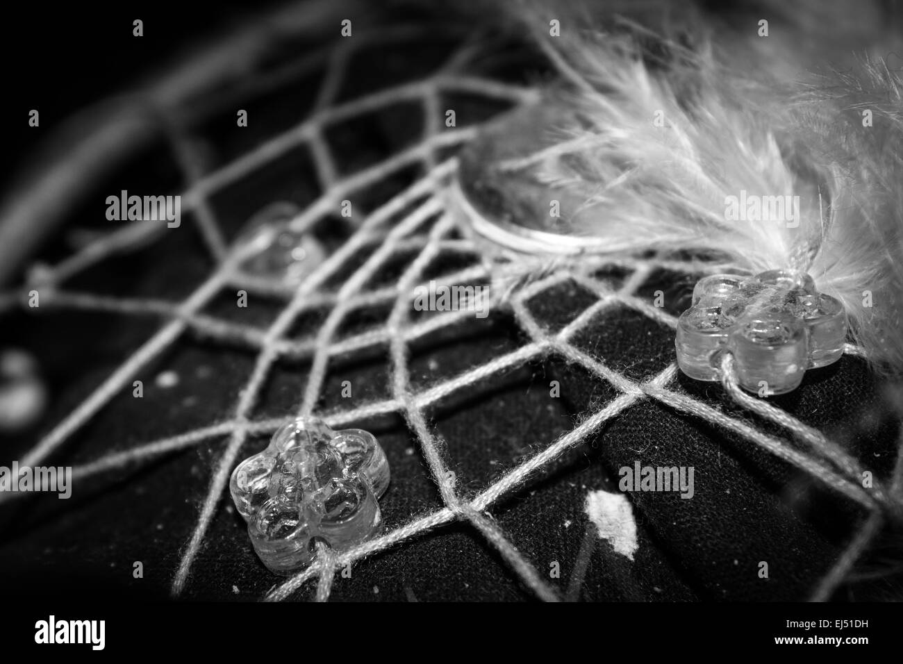 Staubige handgemachte Traumfänger mit Perlen, Federn und Spiegel Aufkleber. Stockfoto