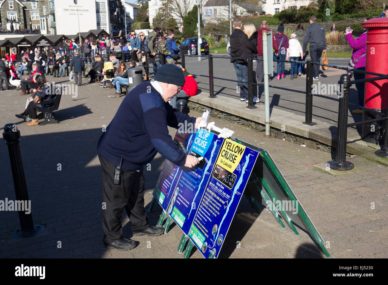 Lake Windermere Cumbria 21. März 2015 Touristen nutzen die Frühlingssonne Credit: Gordon Shoosmith/Alamy Live News Stockfoto