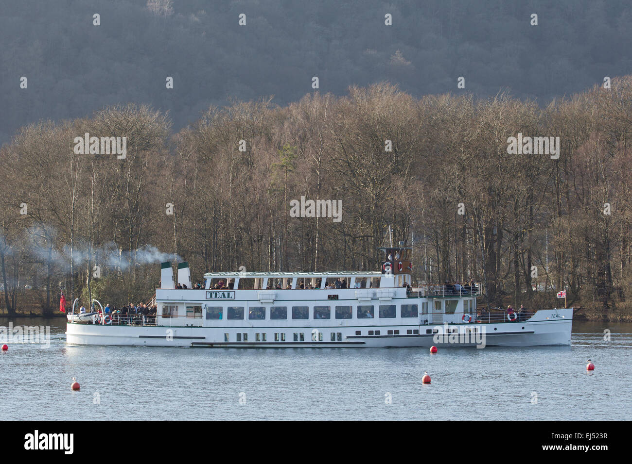 Lake Windermere Cumbria 21. März 2015 Touristen nutzen die Frühlingssonne Credit: Gordon Shoosmith/Alamy Live News Stockfoto