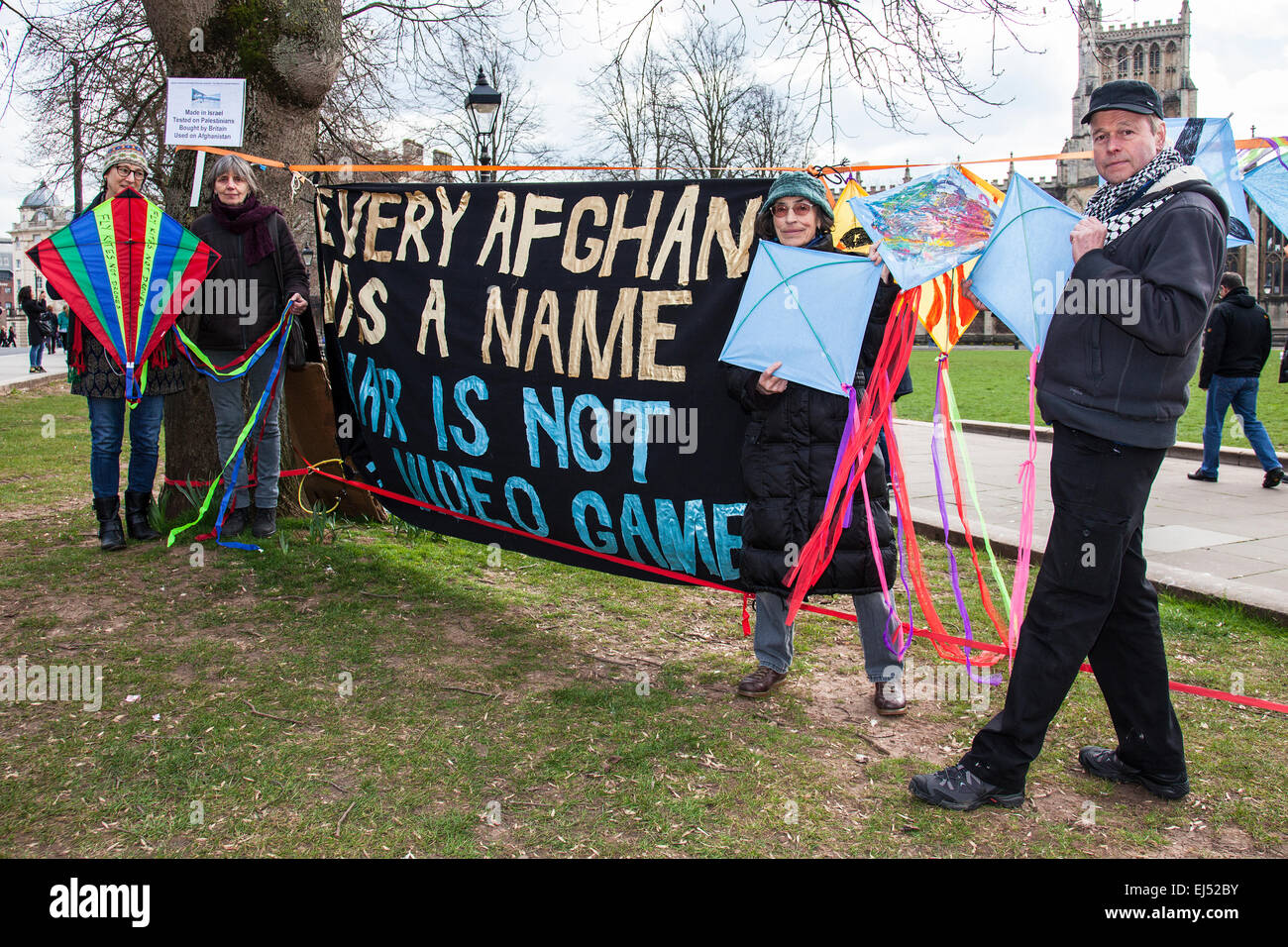 Bristol, UK. 21. März 2015. Aktivisten gegen den Einsatz von Militär Drohnen inszeniert einen Protest in Bristol fordern Menschen, Drachen und nicht Drohnen fliegen. Die Aktion war eine der vielen ähnlichen Veranstaltungen auf der ganzen Welt, zeitgleich mit dem neuen Jahr Afgan zusammen. Bristol. VEREINIGTES KÖNIGREICH. 21. März 2015. Bildnachweis: Redorbital Fotografie/Alamy Live-Nachrichten Stockfoto