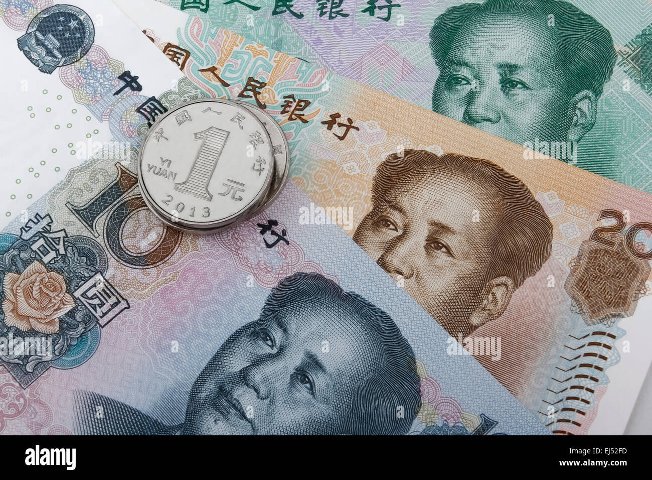Chinesisches Geld (RMB).  1 RMB-Münze, auf Banknoten (10, 20 und 50 RMB). Stockfoto