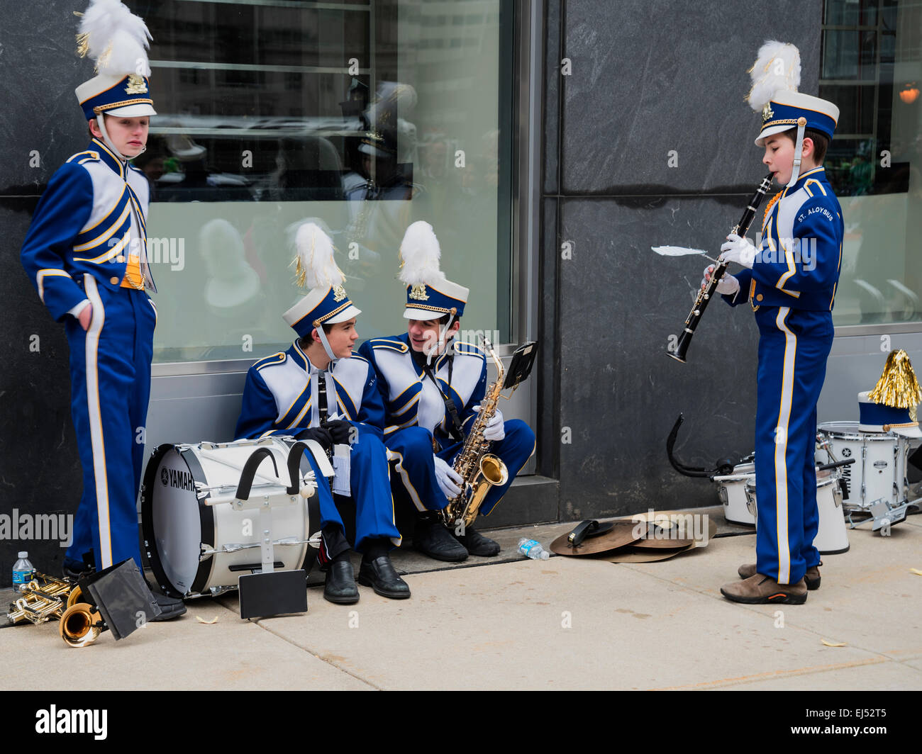 Vier junge Musiker in hellen blau-weißen Anzügen im Vorgriff auf die Parade, St. Patricks Day Parade, Philadelphia, USA Stockfoto