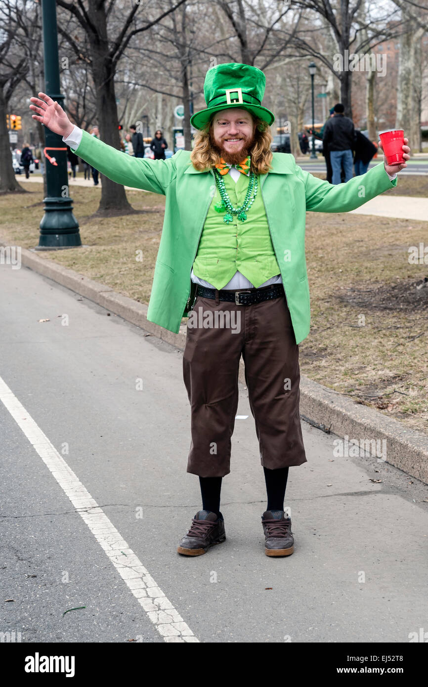 Ein junger Mann in traditioneller irischer Kleidung auf einer Stadtstraße, St. Patrick's Day Parade, Philadelphia, PA, USA Stockfoto