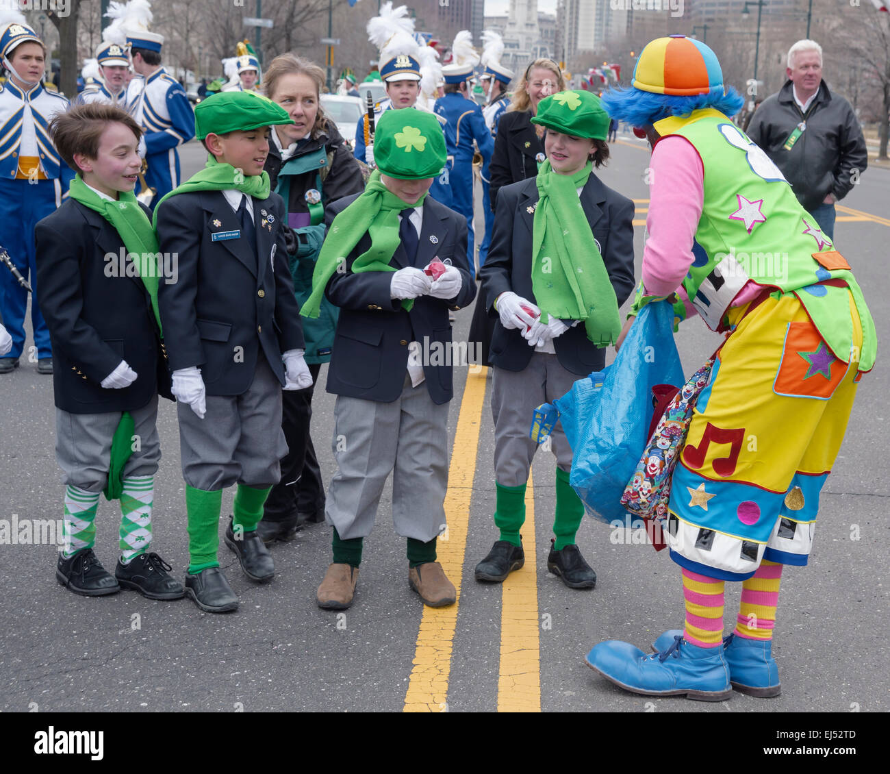 Clown verteilen Geschenke an Kinder, St. Patrick Day-Parade, Philadelphia, PA, USA Stockfoto