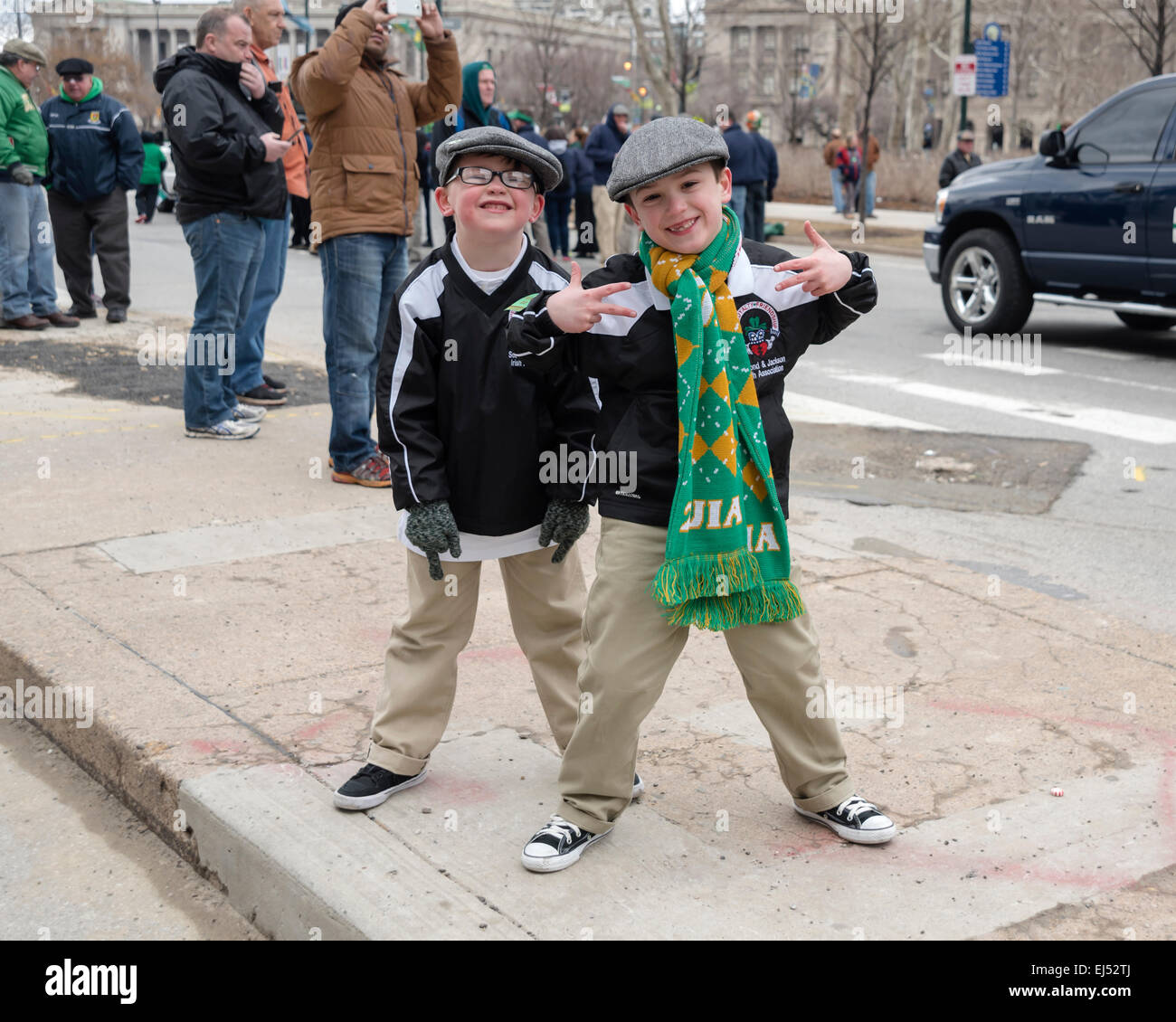 Zwei lustige irischen jungen Lachen Parade Teilnehmer, St. Patricks Day Parade, Philadelphia, USA Stockfoto