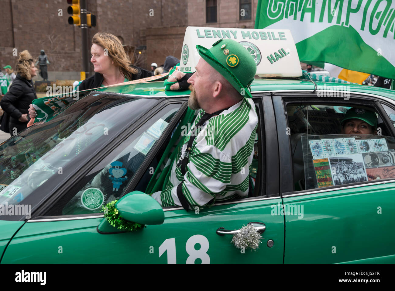 Ein Mann in grüner Mütze im grünen Auto, St. Patrick's Day Parade, Philadelphia, USA Stockfoto