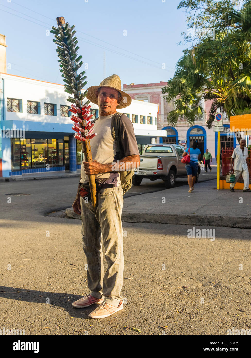 Hispanic kubanischen mittleren Alters männlichen Karamellen Straßenhändler steht mit seiner Holzpfahl mit den süßen Leckereien. Stockfoto