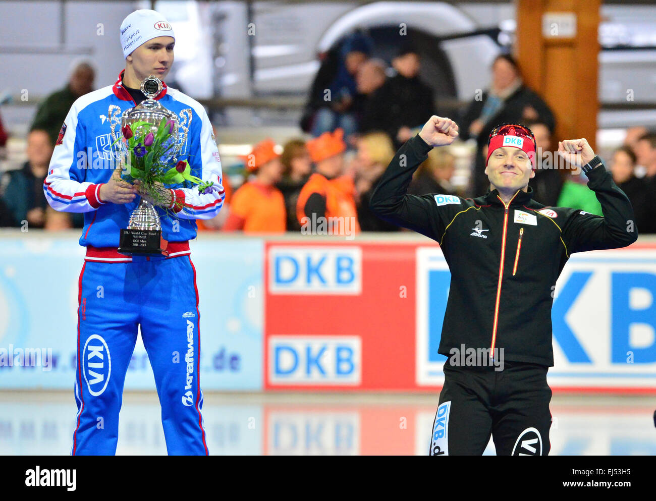 Deutschlands Nico Ihle (r) feiert seinen 3. Platz in der 100 Meter von der Eisschnelllauf-WM in Erfurt, Deutschland 21. März 2015. Auf der linken Seite, der Gewinner des russischen Pavel Kulizhnikov. Foto: MARTIN SCHUTT/dpa Stockfoto