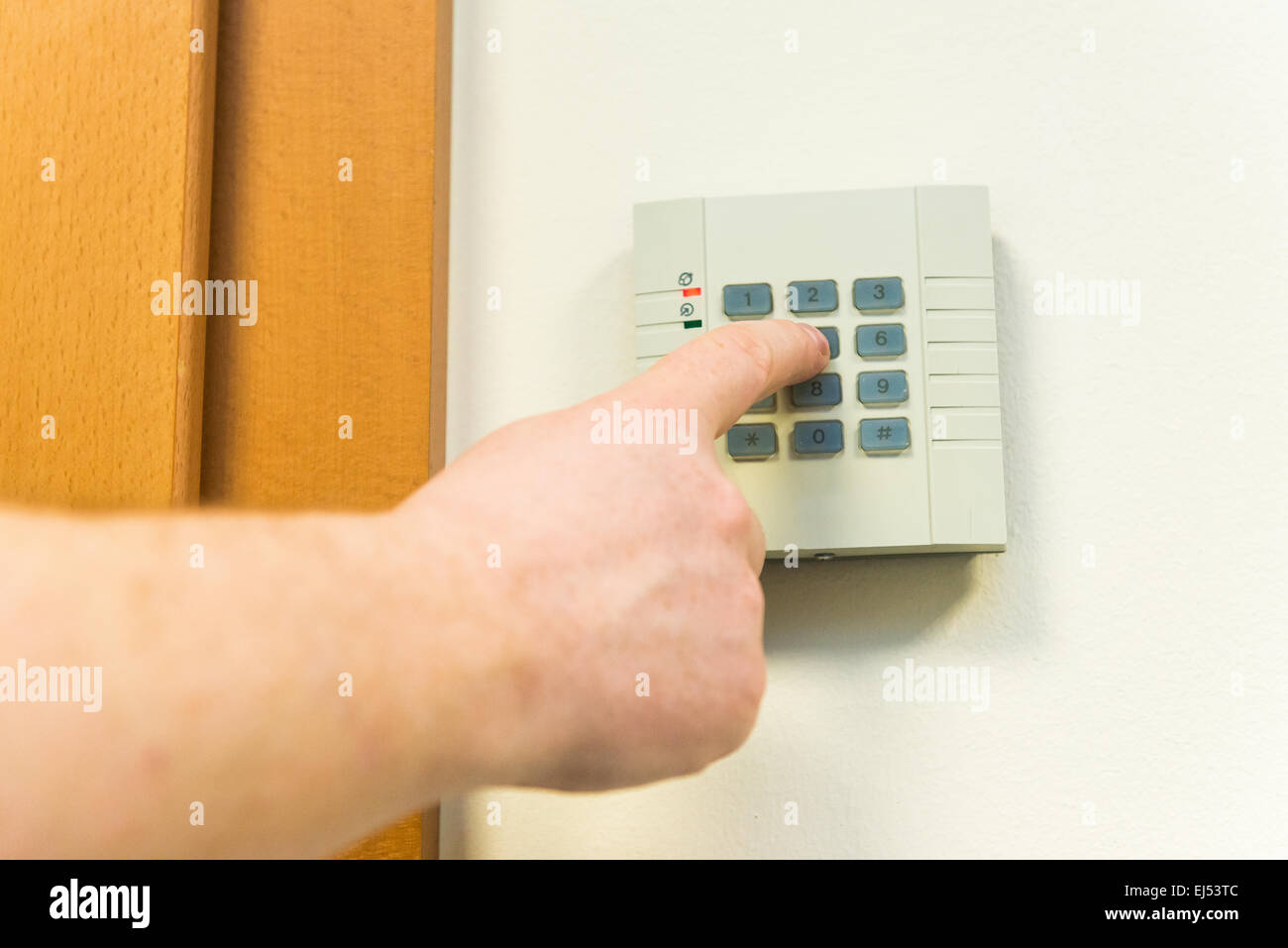 Man führt Code in Access-Panels Stockfoto