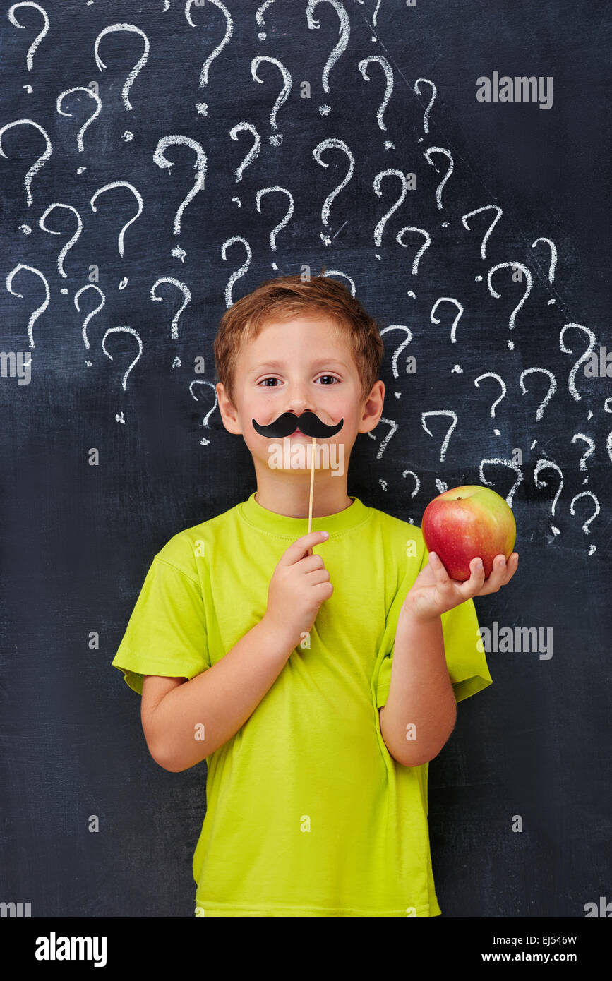 Porträt der fröhliche Ingwer junge mit gefälschte Schnurrbart und Apfel Stockfoto