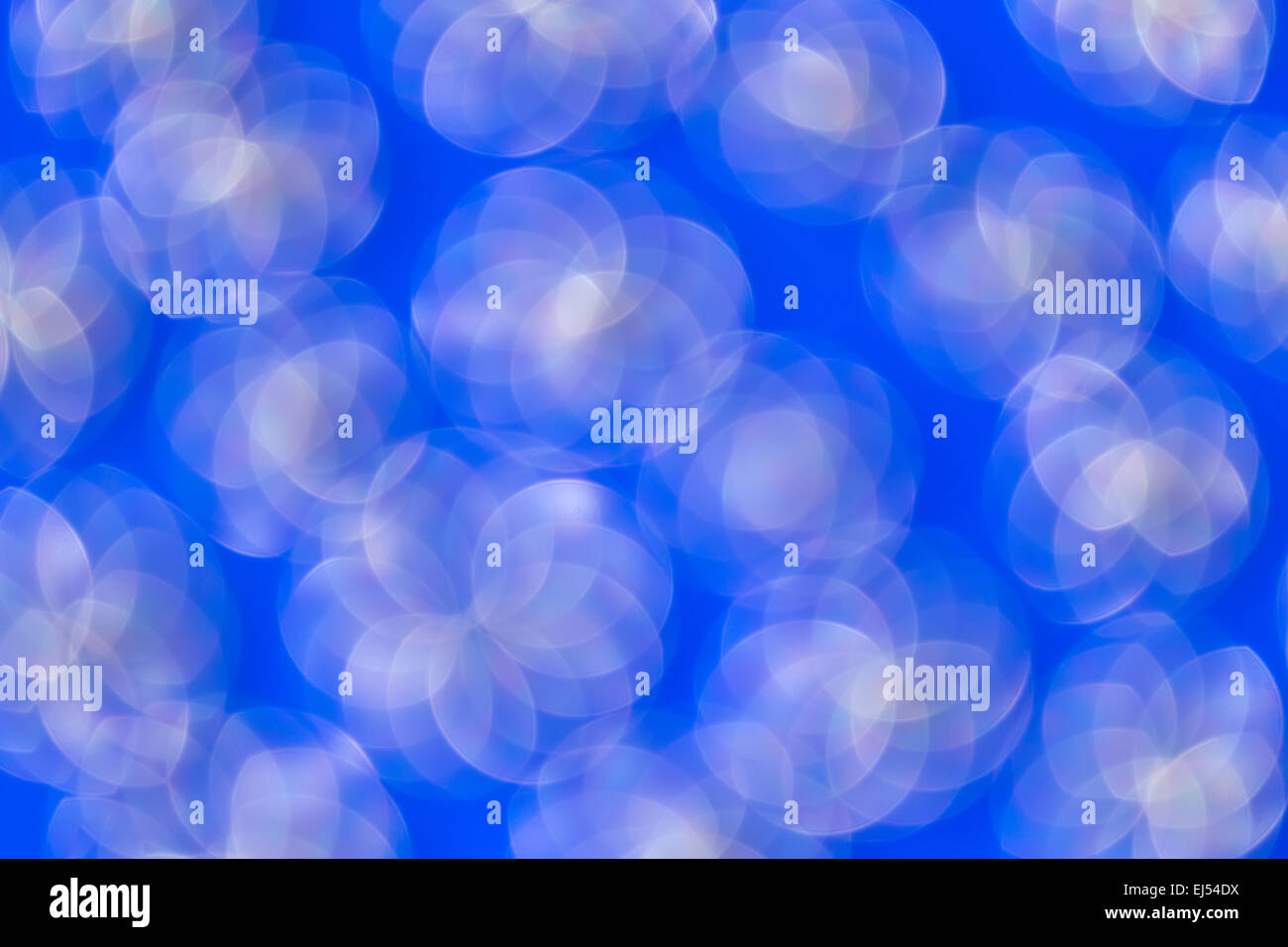 Abstrakte verschwommene Kreise auf blauem Hintergrund. Element des Designs. Stockfoto