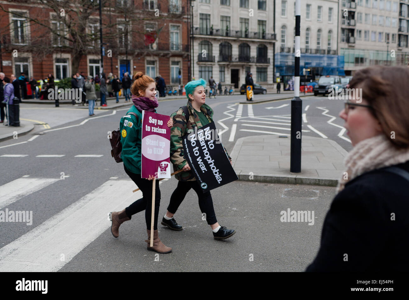 London, UK. 21. März 2015. Demonstranten unterhielten mit Plakat am Stand bis hin zu Rassismus und Faschismus Protest London, Credit: Peter Barbe/Alamy Live News Stockfoto